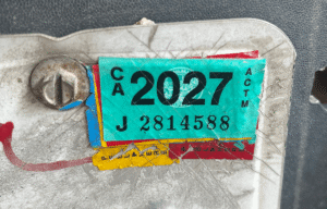 sticker de placas 2027 con cortes para evitar robo en California